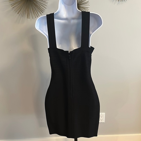 Elegant Black Cross-Back Dress - Picture 3 of 4